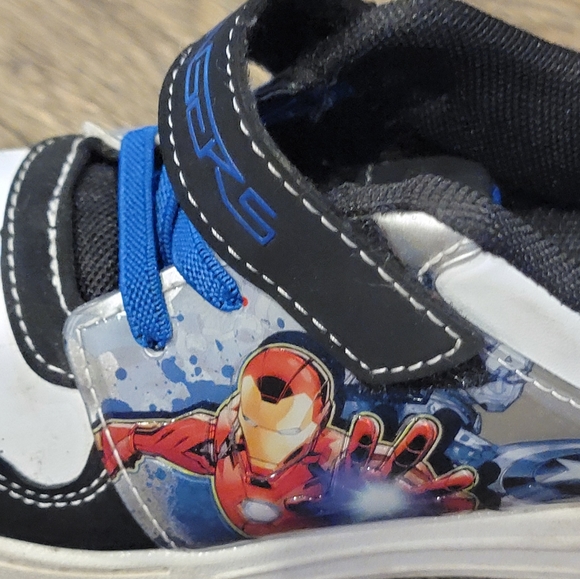 Boy's Marvel light-up sneakers - Picture 4 of 6